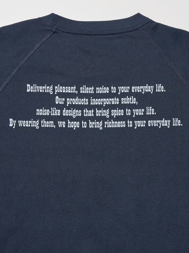 ホワイトとネイビーの2色は背面にも英字のメッセージプリント付き