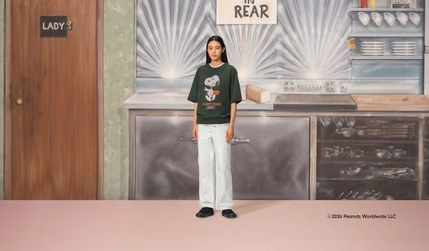 ダークグリーンのヴァンパイア・スヌーピーを白パンツで爽やかに。オーバーサイズシルエットで女性が着てもバランスよくまとまる