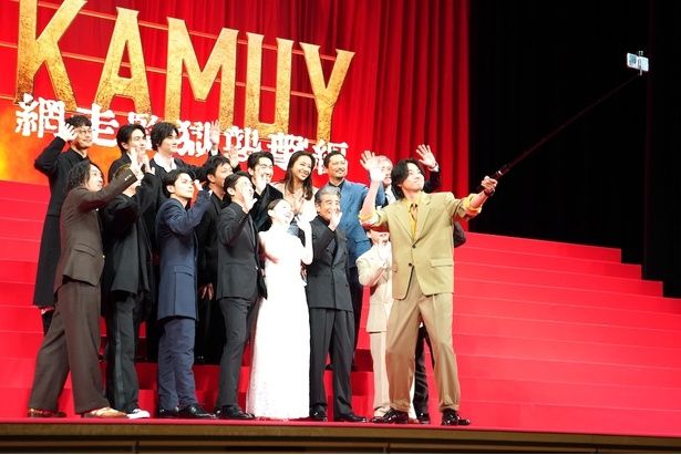 【写真を見る】山崎賢人が自撮り棒で記念撮影！映画『ゴールデンカムイ 網走監獄襲撃編』完成披露試写会は大盛り上がり