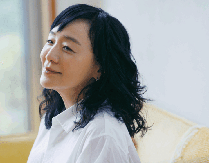 シャツ￥27,500 ／ヤエカ（ヤエカ アパートメント ストア）、デニムパ ンツ￥36,300 ／ヨーコ サカモト、 ピアス／スタイリスト私物