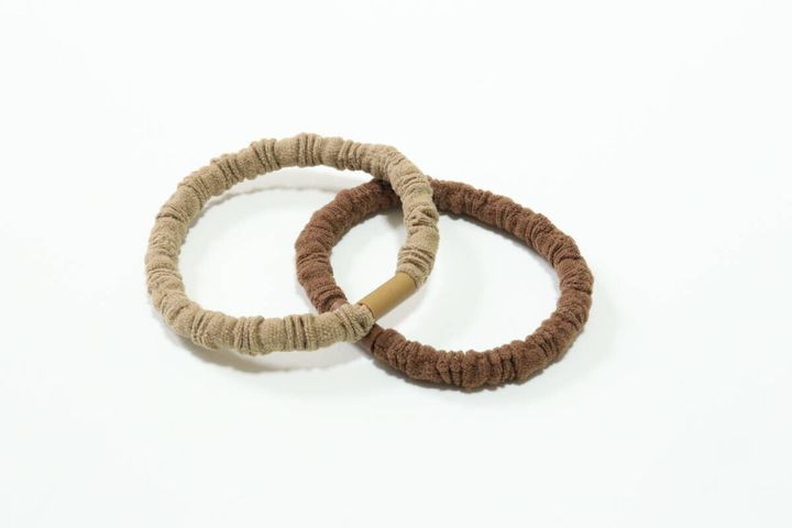 セリアのくしゅくしゅデザインのヘアゴムは茶系の2本セット