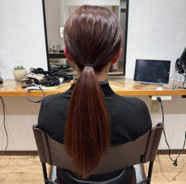 髪をひとつに結ぶ