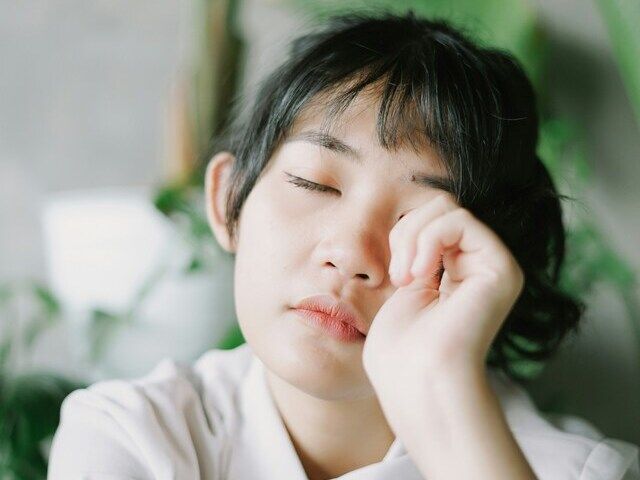眠そうな女性