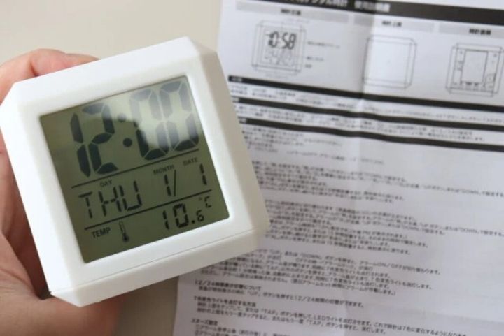 ダイソー 7色変色ライト付デジタル時計