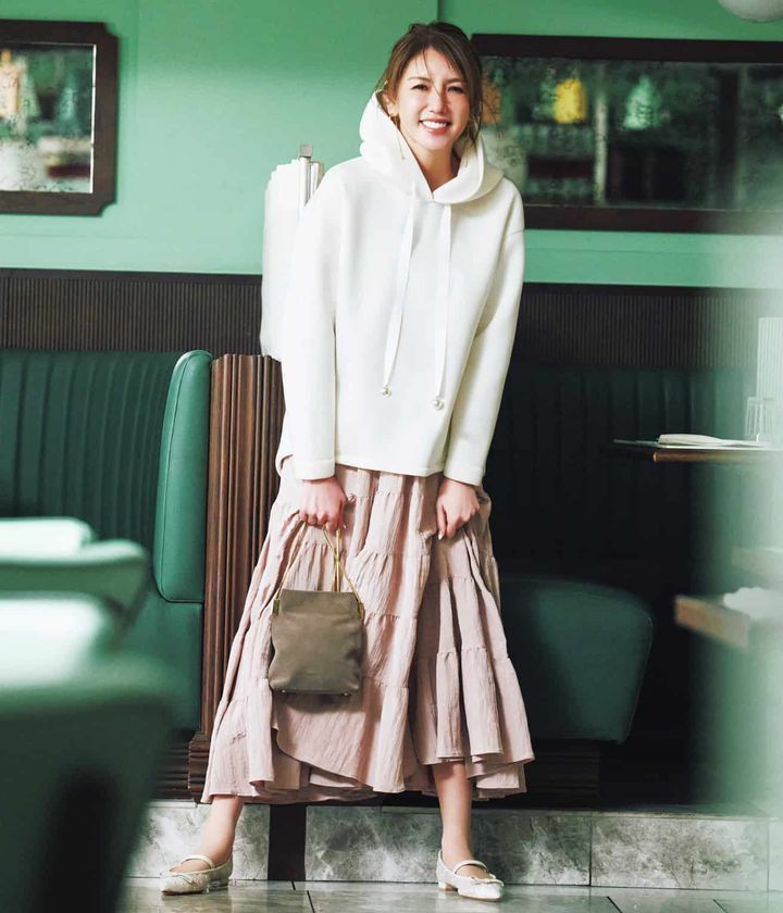 美香 フーディ ピンクスカート コーデ
