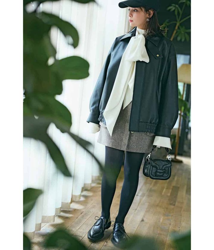 加藤ローサ ボウタイブラウス エコレザーブルゾン ミニスカート コーデ