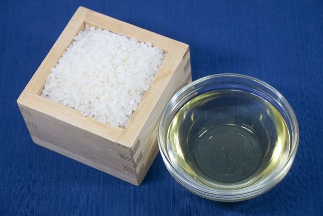 純米酢イメージ 小皿に入ったお酢と升に入ったお米