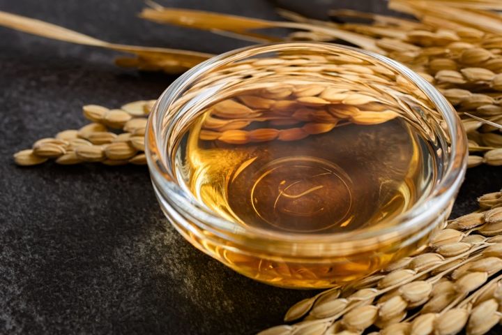 お酢 黒酢 米酢 穀物酢 黒背景 