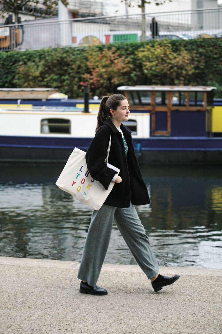 ブラックのボアコートに合わせたのは、ドット柄と程よいゆるさのスラックス