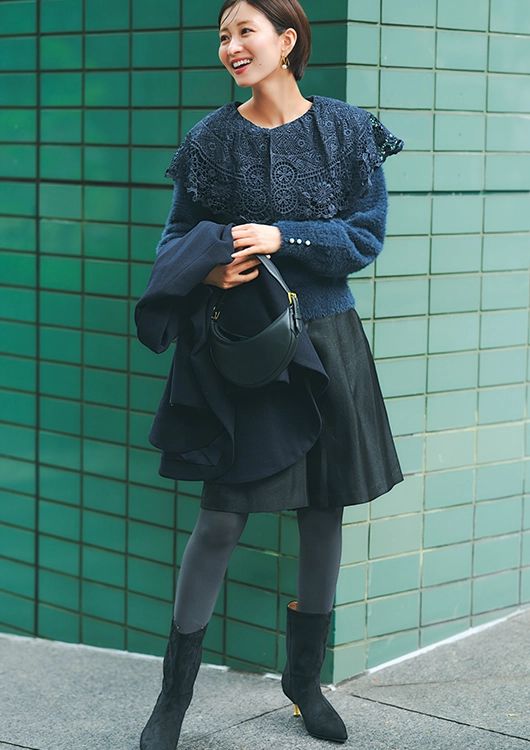 「ネイビー」はレースブラウスと光沢ショーパンでドレッシーなコーデに