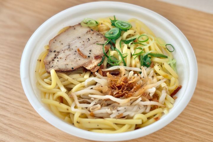 圧倒的に“全混ぜ”派！【ファミマ】味変も楽しめちゃうガッツリ油そば