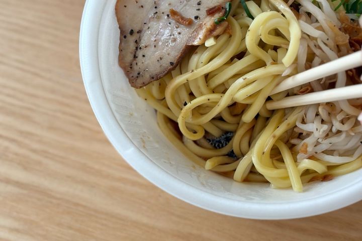 圧倒的に“全混ぜ”派！【ファミマ】味変も楽しめちゃうガッツリ油そば