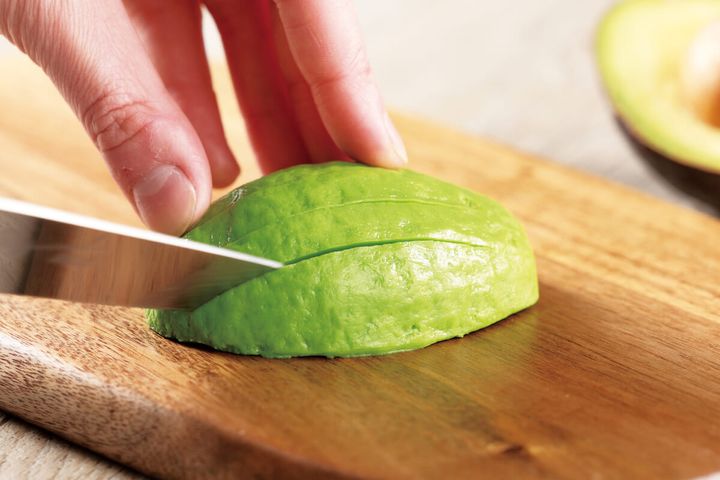 切り込みを入れている様子