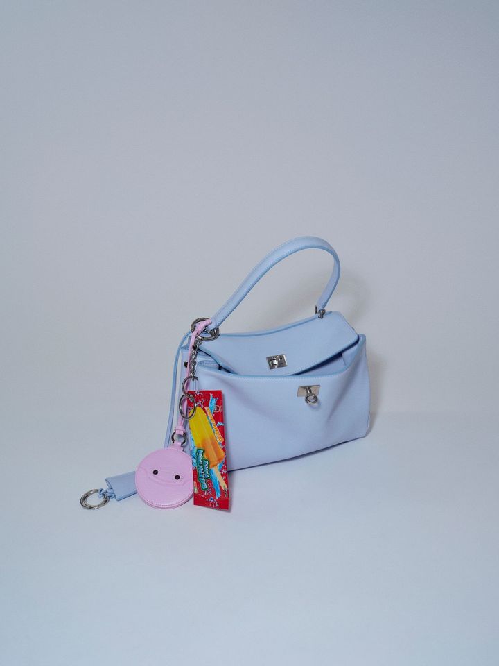 バッグ ¥522,500 チャーム(円形) ¥52,800 チャーム(菓子モチーフ) ¥88,000(すべて予定価格)/すべて BALENCIAGA(バレンシアガ クライアントサービス)