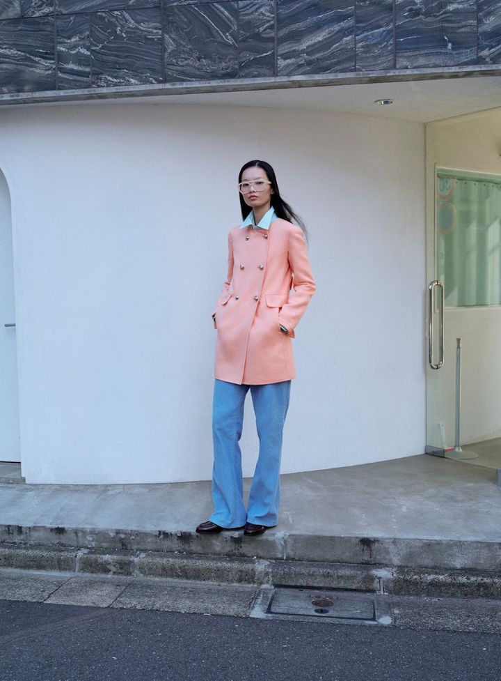 コート ¥781,000(予定価格)/PRADA(プラダ クライアントサービス) シャツ パンツ/ともにスタイリスト私物 サングラス ¥81,950/MYKITA(マイキータ ジャパン) シューズ ¥141,900/CHURCH’S(チャーチ クライアントサービス