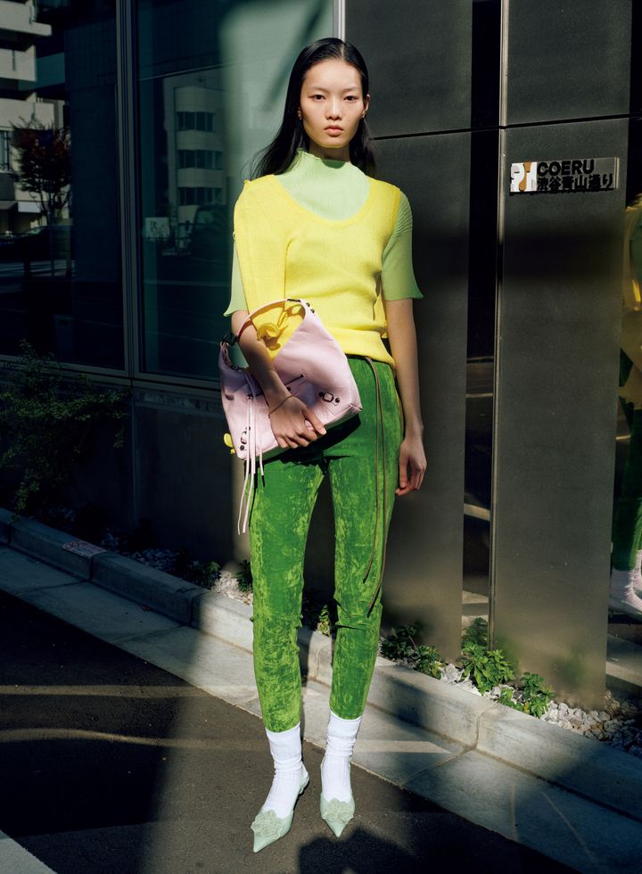 イエロートップ ¥88,000 グリーントップ ¥49,500 ベルト ¥26,400(参考価格)/すべてISSEY MIYAKE(イッセイミヤケ) パンツ ¥187,000/GUCCI(グッチ クライアントサービス) シューズ ¥157,300/JIMMY CHOO(ジミー チュウ) ピアス(左耳) ¥874,500 (右耳) ¥588,500 ブレスレット すべて YG×ダイヤモンド ¥7,040,000/すべてSOPHIE BILLE BRAHE(チェリッシュ インク) バッグ ¥290,400(予定価格)/BALENCIAGA(バレンシアガ クライアントサービス) ソックス/スタイリスト私物