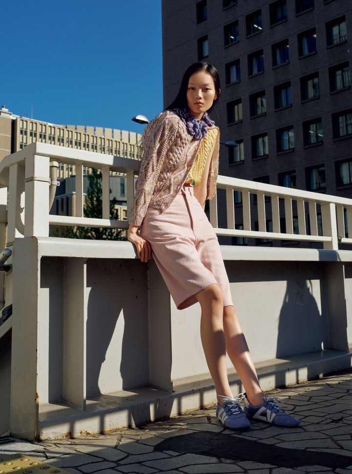 カーディガン ¥485,100 トップ ¥243,100 下にはいたニットのショートパンツ ¥174,900 スニーカー ¥169,400/すべてLOUIS VUITTON(ルイ・ヴィトン クライアントサービス) ハーフパンツ ¥44,000/AURALEE(オーラリー) ネックレス YG×ダイヤモンド ¥2,310,000/MARIE LICHTENBERG(チェリッシュ インク)