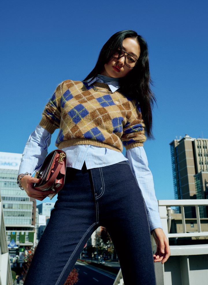 ニット ¥214,500 パンツ ¥143,000 ネックレス ¥104,500 ブレスレット ¥137,500(すべて予定価格)/すべて CELINE(セリーヌ ジャパン) シャツ ¥3,990/UNIQLO AND JW ANDERSON(ユニクロカスタマーセンター) タートルネック ¥2,290/UNIQLO(ユニクロカスタマーセンター) サングラス ¥71,500/MYKITA(マイキータ ジャパン) バッグ ¥99,000/COACH(コーチ・カスタマーサービス・ジャパン)