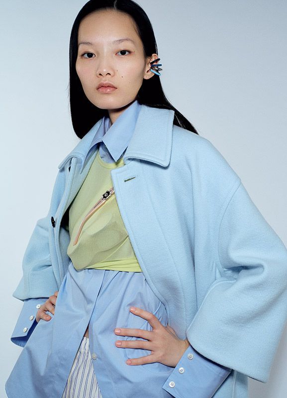 コート ¥1,299,100/BOTTEGA VENETA(ボッテガ・ヴェネタ ジャパン) トップ ¥46,200/ISSEY MIYAKE(イッセイ ミヤケ) シャツ ¥124,300/STELLA McCARTNEY(ステラマッカートニー ジャパン) パンツ ¥162,800/MIU MIU(ミュウミュウ クライアントサービス) イヤカフ 参考商品/RABANNE(エドストローム オフィス) 服にかけたサングラス(上) ¥45,200 (中) ¥41,000 (下) ¥40,400/すべてGENTLE MONSTER(エム)