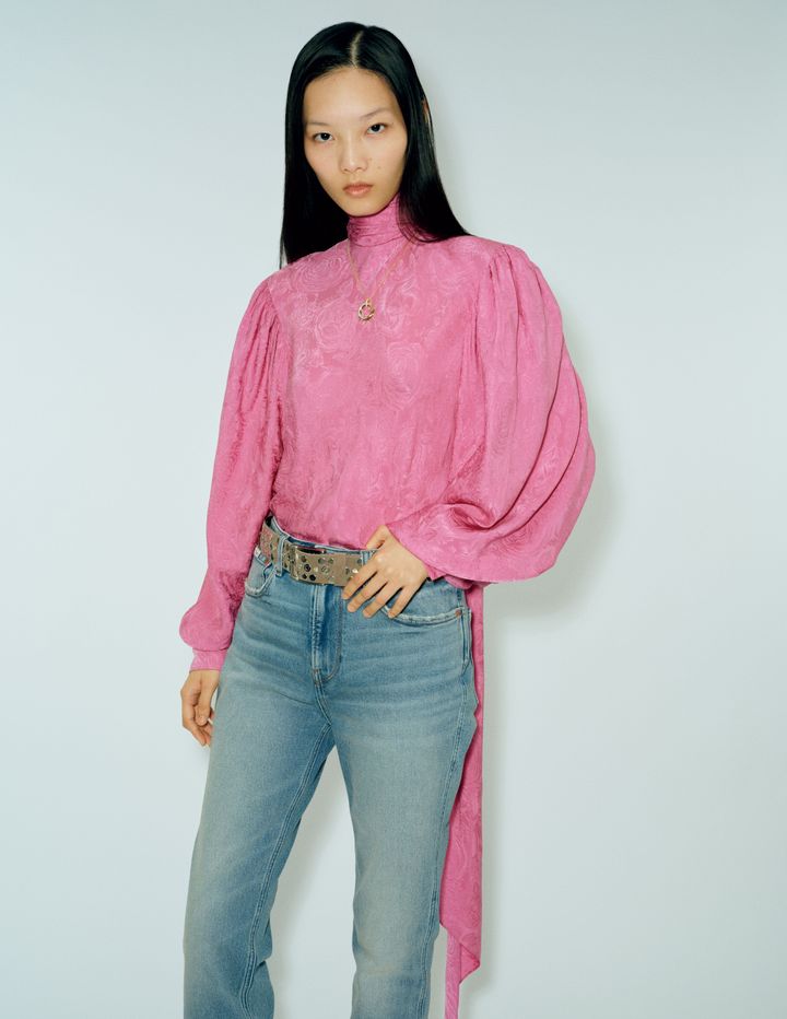 ブラウス ¥456,500/GUCCI(グッチ クライアントサービス) パンツ ¥27,500/CALVIN KLEIN(カルバン・クライン カスタマーサービス) ベルト ¥78,100/N21(イザ) 「トリニティ」ネックレス WG×YG×PG×ダイヤモンド ¥2,072,400/CARTIER(カルティエ カスタマー サービスセンター)