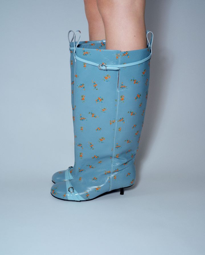 シューズ ¥198,000(参考価格)/MSGM(アオイ)