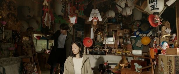 怪しい雰囲気の神具の部屋を訪ねたミョンジンとユミ [c]2025, MYSTERY PICTURES, ALL RIGHTS RESERVED.