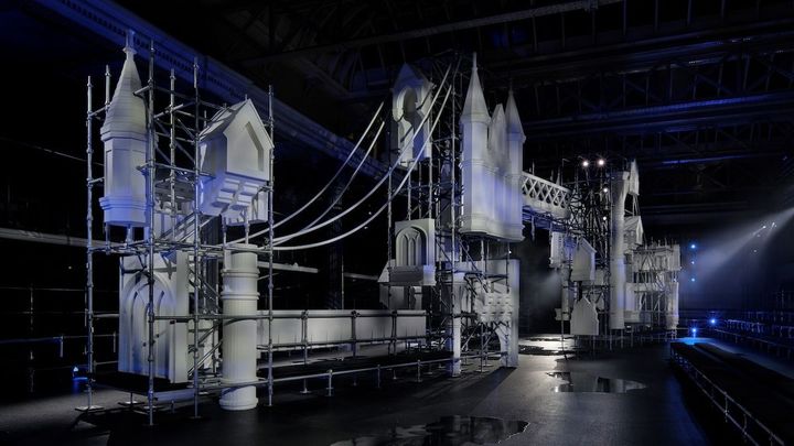 会場内に再現されたタワーブリッジのセット。