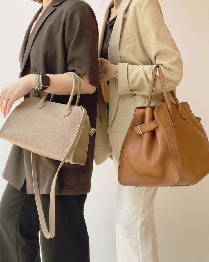 ザ ロウのバッグを持って並ぶ女性