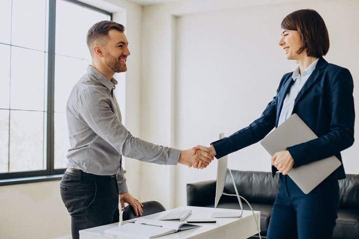 取引先と挨拶をする女性