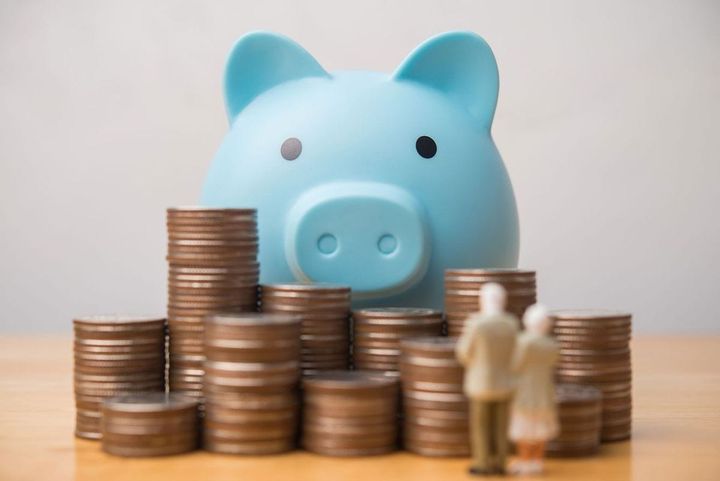 積み上げたコインと貯金箱