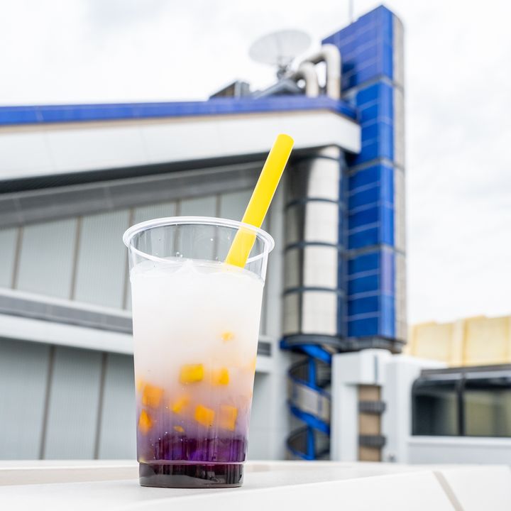宇宙をモチーフにしたドリンク「ギャラクティック・ブリーズ（バタフライピーシロップ＆乳酸菌飲料、マンゴー）」