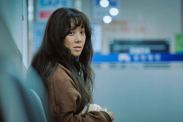 7年ぶりのスクリーン復帰となるチョン・リョウォンが事件の鍵を握る作家ドギョンを演じる [c] 2025 SLL. & B.A. ENTERTAINMENT & BY4M STUDIO CO., Ltd.