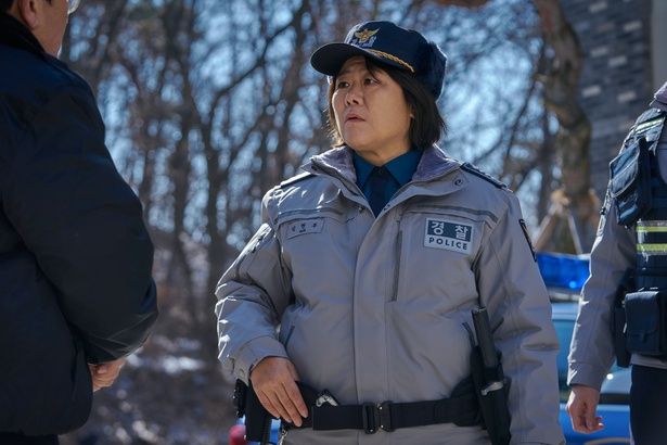イ・ジョンウン演じる、事件の真相を追う警察官、ヒョンジュ [c] 2025 SLL. & B.A. ENTERTAINMENT & BY4M STUDIO CO., Ltd.