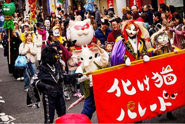 再現された「化け猫パレード」の様子。エキストラの人数がすごい！ 撮影/植村忠透