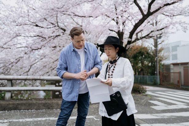 『レンタル・ファミリー』撮影中の2人 [c]2026 Searchlight Pictures. All Rights Reserved.