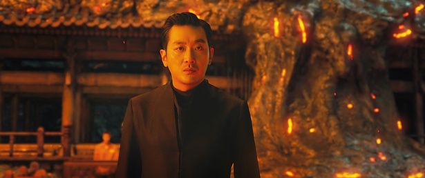 敏腕弁護士として、主人公の冥界での裁判に同行するカンニムを好演(「神と共に」シリーズ) [c]Everett Collection/AFLO