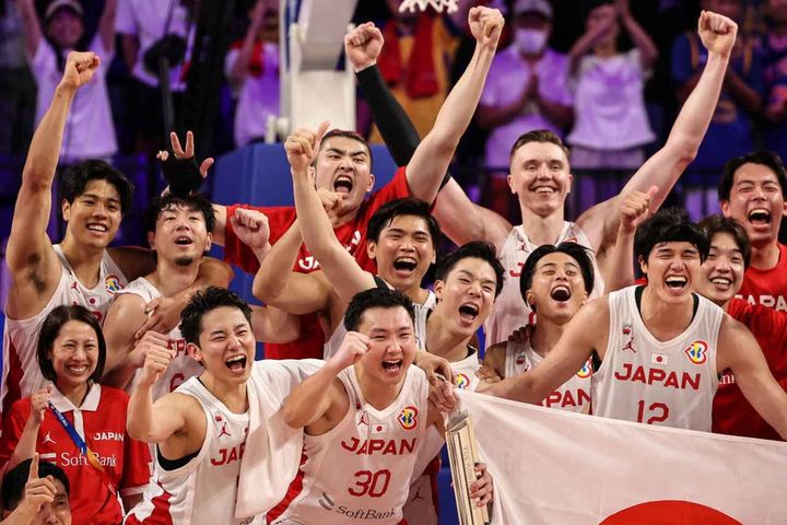 画像: 2023年9月2日、FIBAバスケットボールW杯のカーボベルデ戦で勝利を喜ぶ日本代表（Photo by Takashi Aoyama/Getty Images）