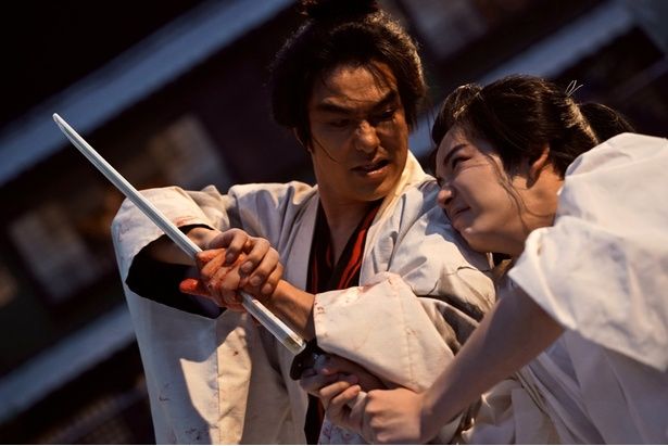 【写真を見る】長尾謙杜、北村一輝の熱演！雪が舞うなかでの仇討ちが残酷ながらも美しい… [c]2026「木挽町のあだ討ち」製作委員会 [c]2023 永井紗耶子／新潮社