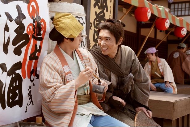 一八と出会った総一郎は森田座の人々への聞き込みを行う [c]2026「木挽町のあだ討ち」製作委員会 [c]2023 永井紗耶子／新潮社