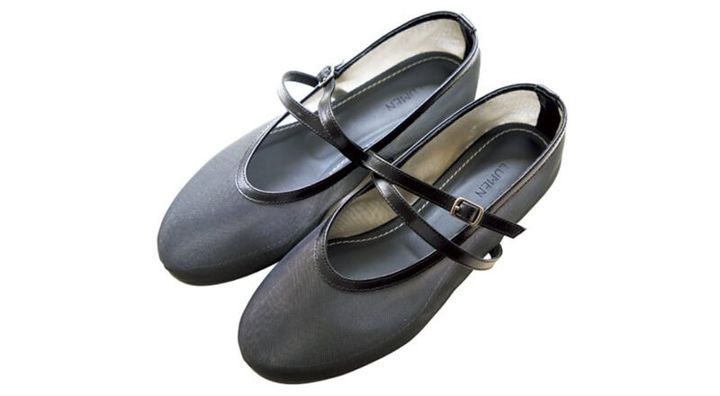 肌が透けるメッシュやダブルストラップでシンプルながらも控えめな存在感を発揮するフラットシューズ（₩245,000）。