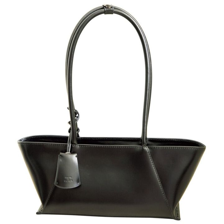 トレンドの横長フォルムのバッグ（₩248,000）はいつものコーデに添えるだけで今っぽくなる人気アイテム。