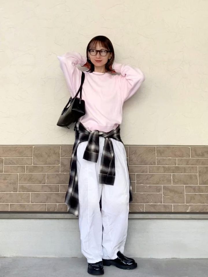 白っぽいニュアンスの入ったピンクは甘過ぎずクリーンに着られます 出典：WEAR