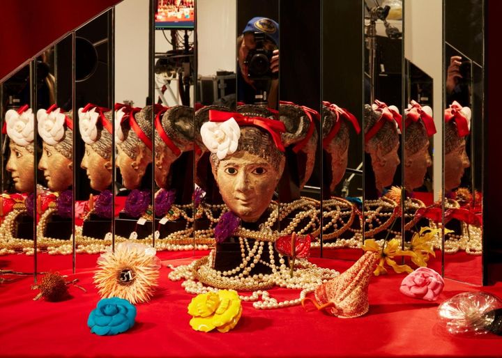 エジプトの葬儀用マスク 2世紀 - ガブリエル シャネルのアパルトマン(カンボン通り31番地)蔵 CHANEL パールネックレスとカメリア 1990年代 - パトリモアンヌ・シャネル蔵 Photo_ ©CHANEL/Roe Ethridge