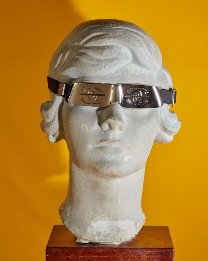 ジャック リプシッツ作 ココ シャネルの石膏像 1921年 CHANEL サングラス 2002/03年秋冬 プレタポルテ コレクション - パトリモアンヌ・シャネル蔵 Photo_ ©CHANEL/Roe Ethridge