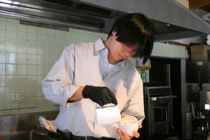 Canvas 店主さんがラテアートをしている様子