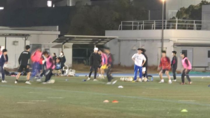 画像: 学生たちを指導する木室監督（写真中央の白いキャップを被っている人物） 筆者撮影