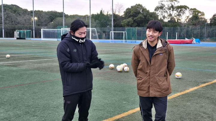 画像: 20代ではあるがあくまで指導者として接する木室さん（左） 筆者撮影