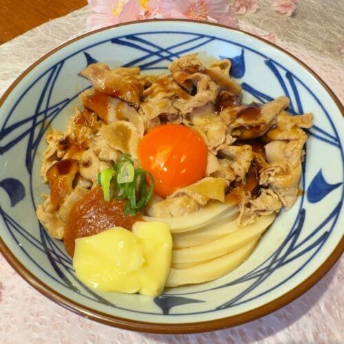 丸亀製麺春の新作は「ガッツリ」vs「ほっこり」どっちを選ぶ？「こく旨豚玉」＆「山盛りあさり」でココロも身体もアガっちゃうこと間違いなし！