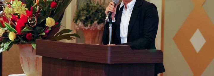 スピーチをする人