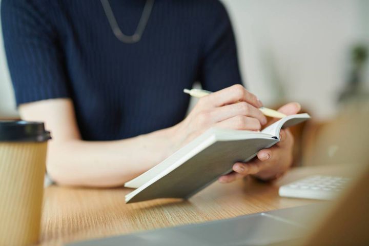 手帳に書き込む人